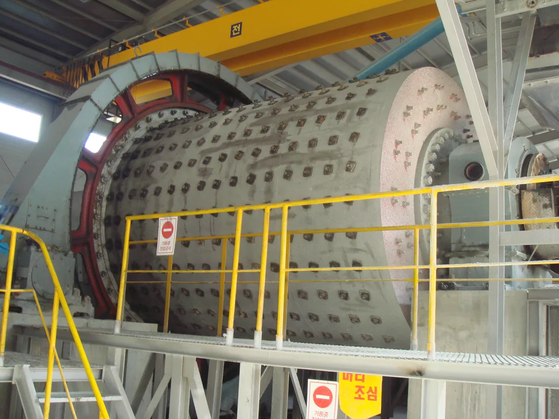 Ball mill with classifier for quartz